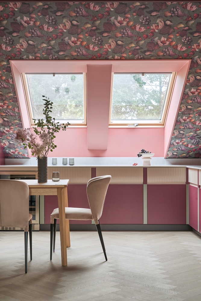 dom-s-tsvetnym-intererom-1