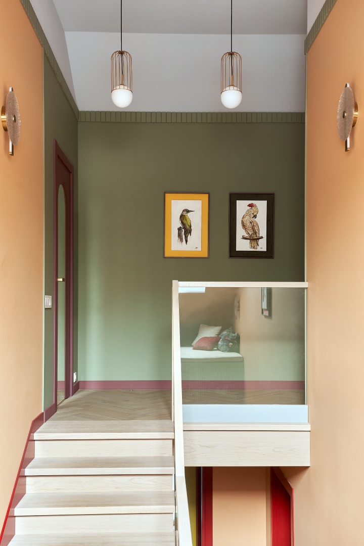 dom-s-tsvetnym-intererom-6