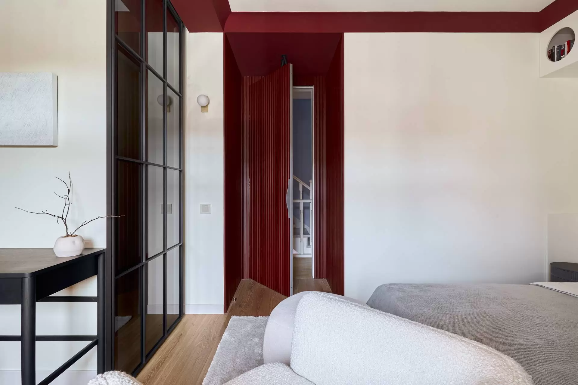 spalnya-s-bagrovym-portalom-10