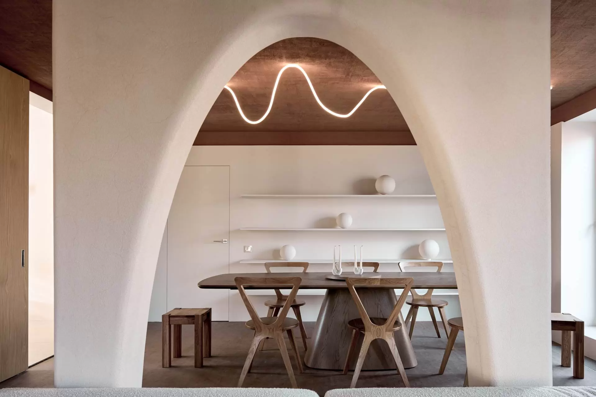 obnimayushchaya-gostinaya-dlya-mnogodetnoy-semi-8