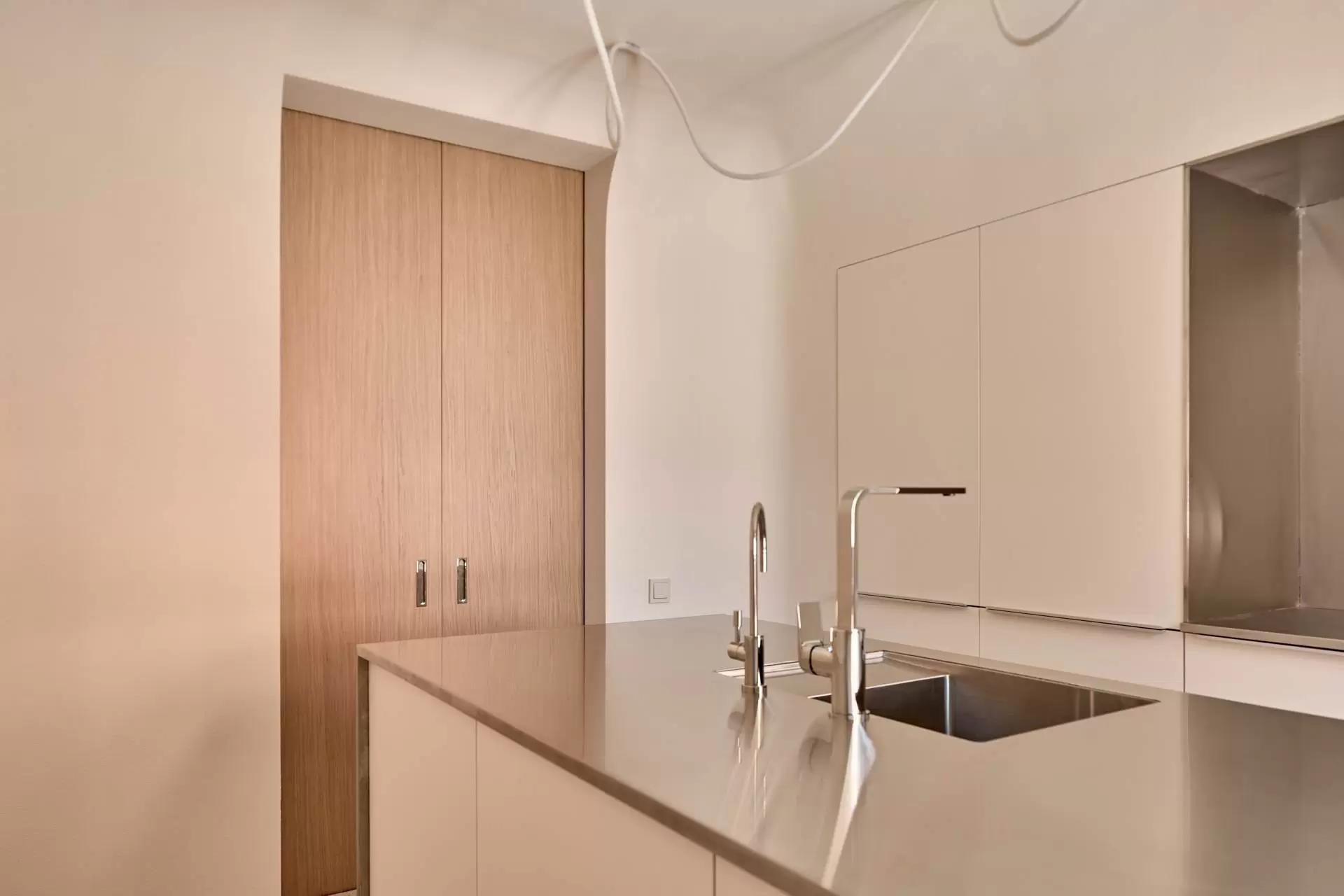 obnimayushchaya-gostinaya-dlya-mnogodetnoy-semi-13