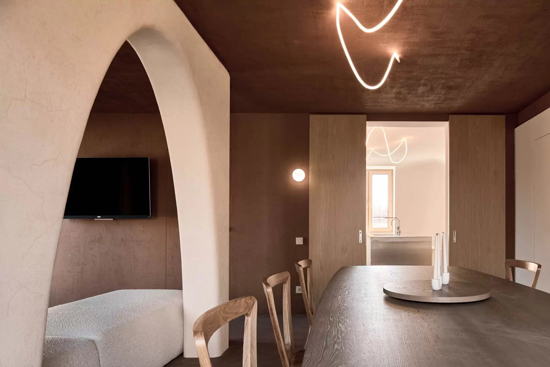 obnimayushchaya-gostinaya-dlya-mnogodetnoy-semi-7