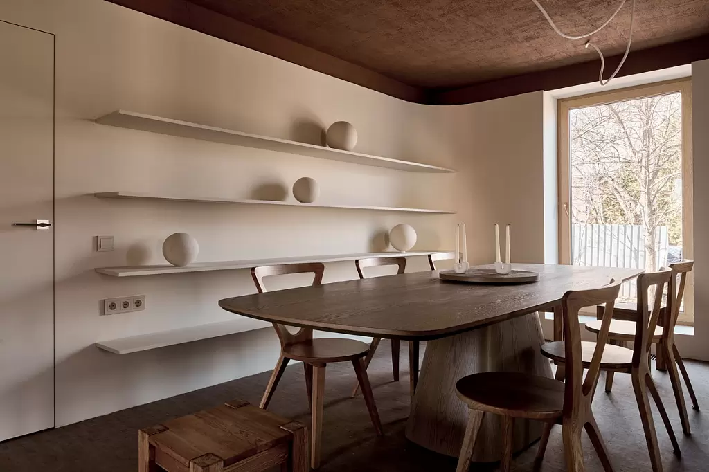 obnimayushchaya-gostinaya-dlya-mnogodetnoy-semi-14