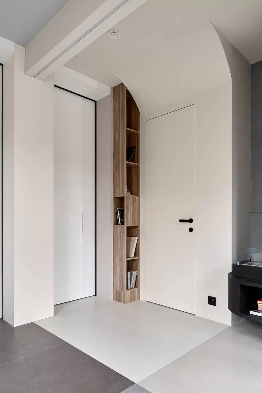 kukhnya-gostinaya-s-drevom-zhizni-10