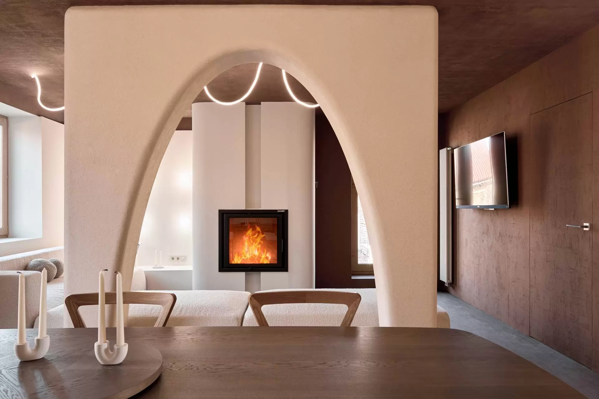 obnimayushchaya-gostinaya-dlya-mnogodetnoy-semi-10