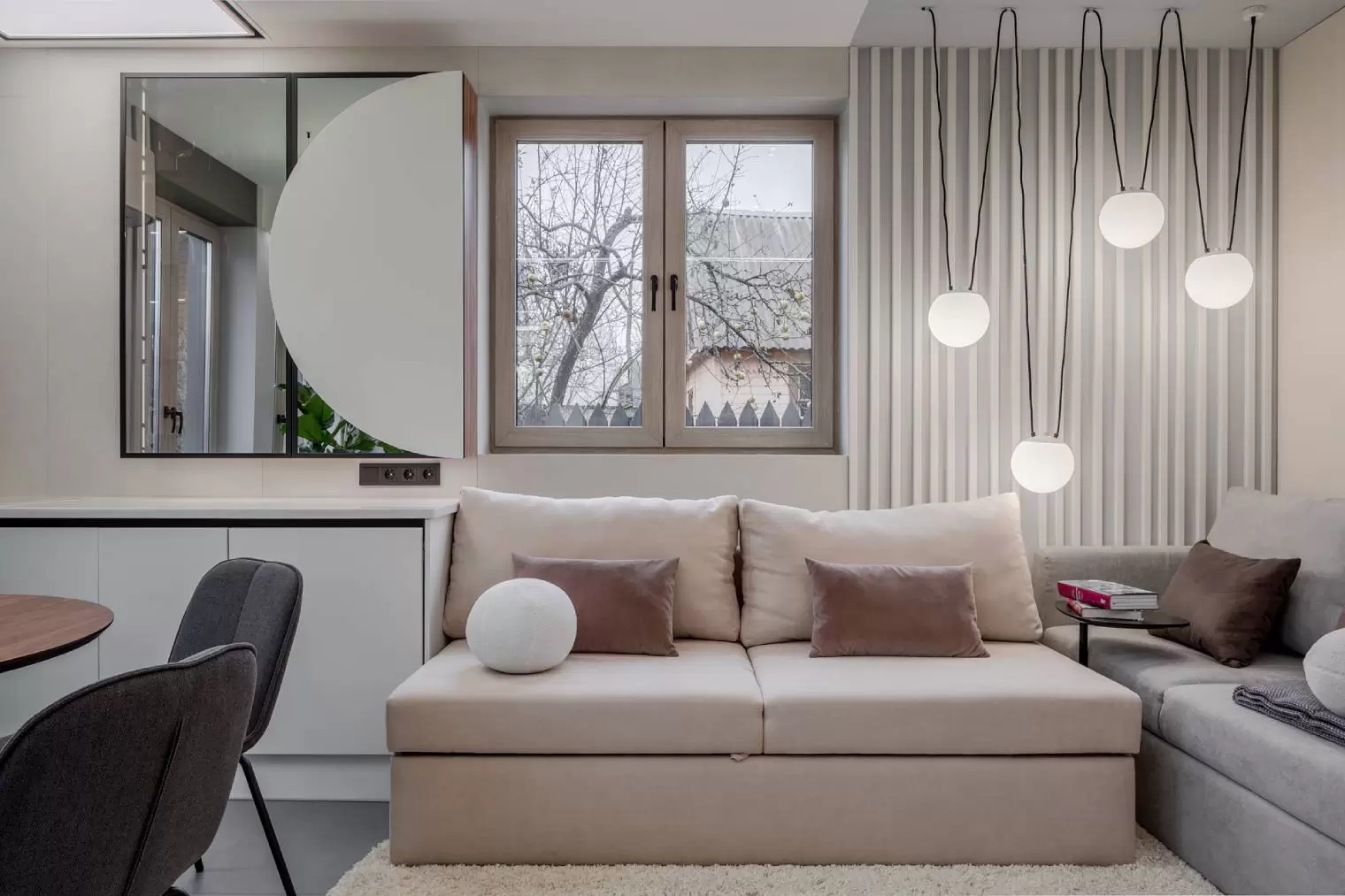 kukhnya-gostinaya-s-drevom-zhizni-6