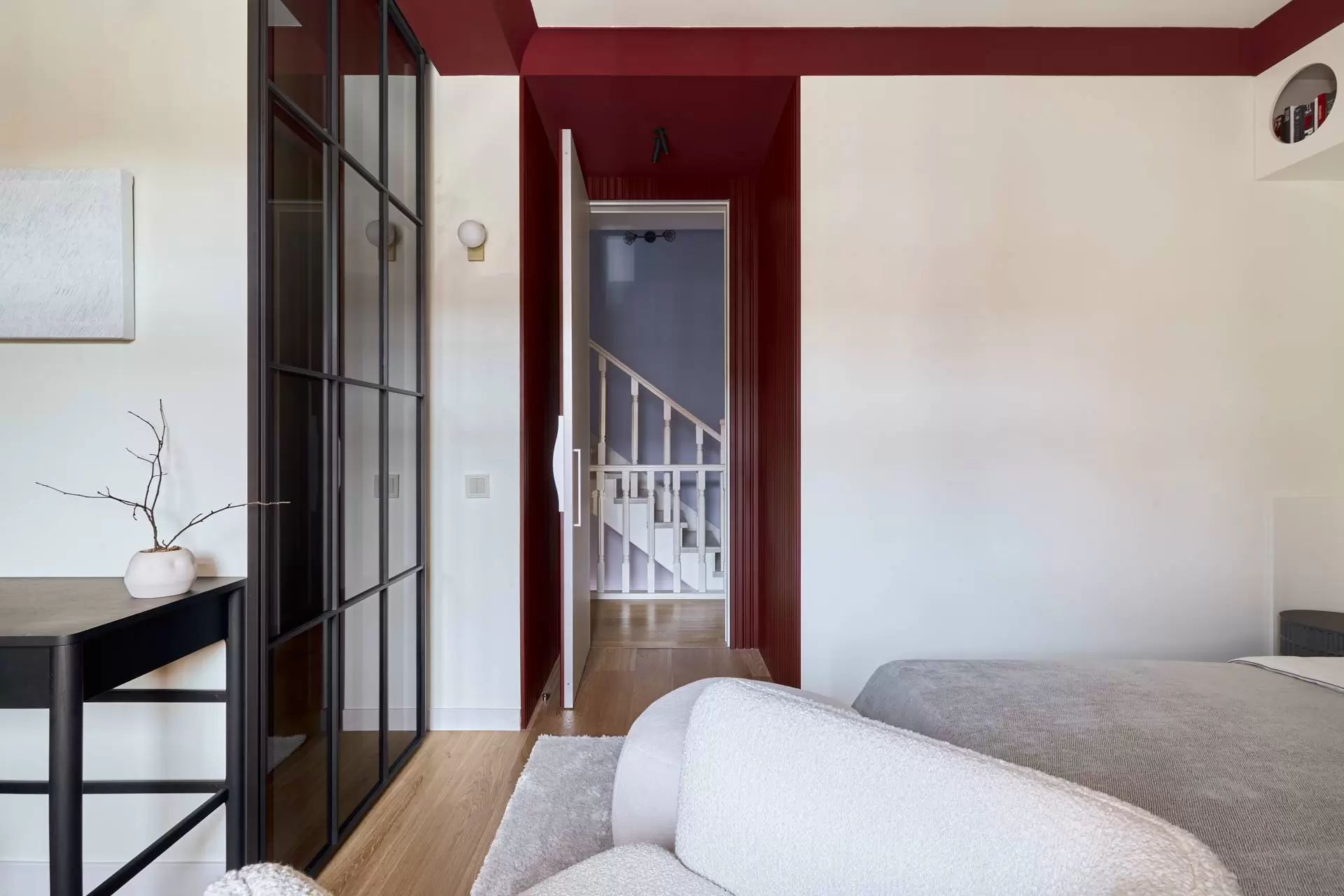 spalnya-s-bagrovym-portalom-12