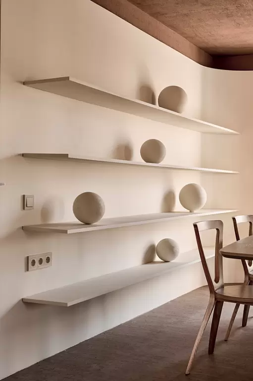 obnimayushchaya-gostinaya-dlya-mnogodetnoy-semi-12